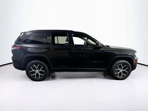 Diamond Black Crystal Pearlcoat 2023 Jeep Grand Cherokee Altitude