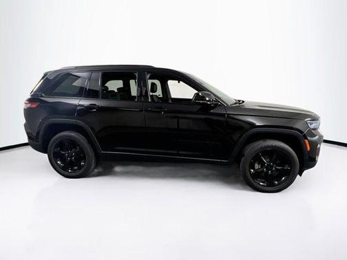 Diamond Black Crystal Pearlcoat 2023 Jeep Grand Cherokee Altitude
