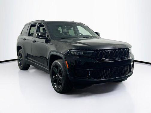 Diamond Black Crystal Pearlcoat 2023 Jeep Grand Cherokee Altitude