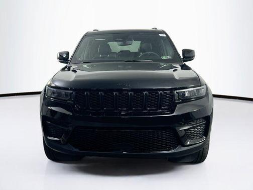 Diamond Black Crystal Pearlcoat 2023 Jeep Grand Cherokee Altitude