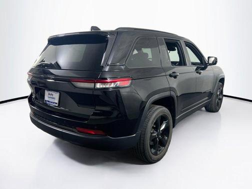 Diamond Black Crystal Pearlcoat 2023 Jeep Grand Cherokee Altitude