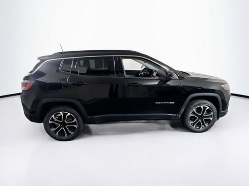 Diamond Black Crystal Pearlcoat 2022 Jeep Compass Limited