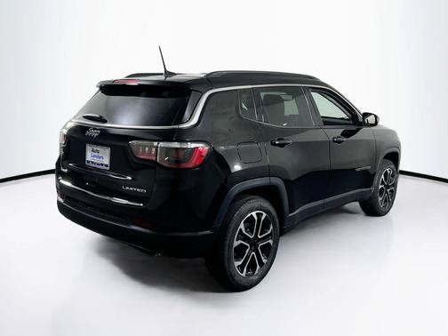 Diamond Black Crystal Pearlcoat 2022 Jeep Compass Limited