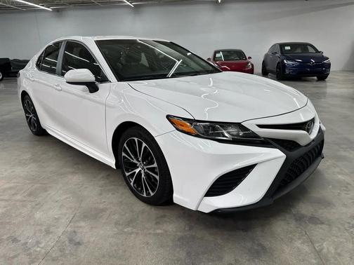 Super White 2018 Toyota Camry SE