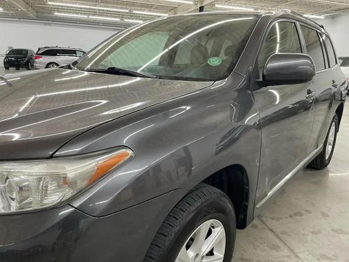 Magnetic Gray Metallic 2013 Toyota Highlander SE