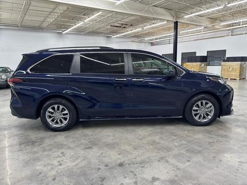 2022 Toyota Sienna XLE 7 Passenger