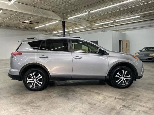Silver Sky Metallic 2018 Toyota RAV4 LE