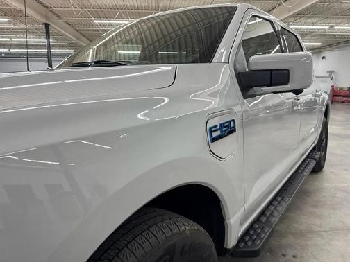 Avalanche 2024 Ford F-150 Lightning LARIAT