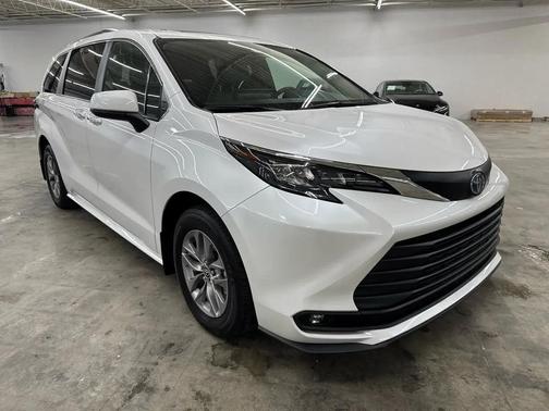 Wind Chill Pearl 2025 Toyota Sienna XLE