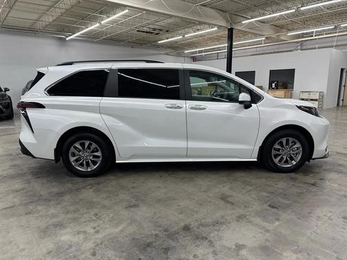 Wind Chill Pearl 2025 Toyota Sienna XLE