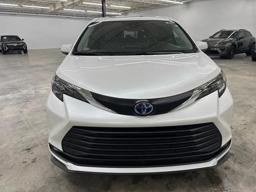 Wind Chill Pearl 2025 Toyota Sienna XLE