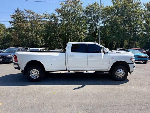 Bright White Clearcoat 2019 RAM 3500 Laramie Crew Cab 4x4 8' Box