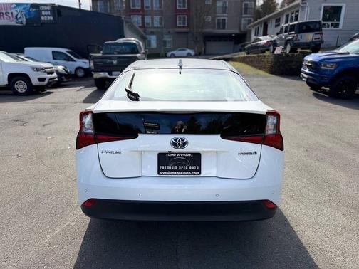 2022 Toyota Prius LE