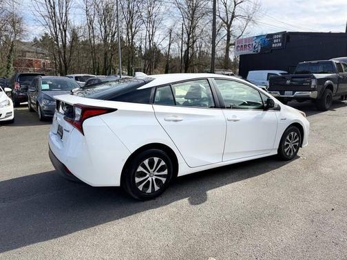 2022 Toyota Prius LE