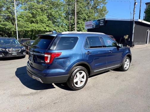 Blue Jeans Metallic 2017 Ford Explorer XLT