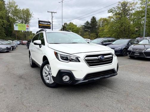 Crystal White Pearl 2019 Subaru Outback 2.5i Premium