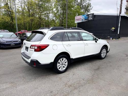 Crystal White Pearl 2019 Subaru Outback 2.5i Premium