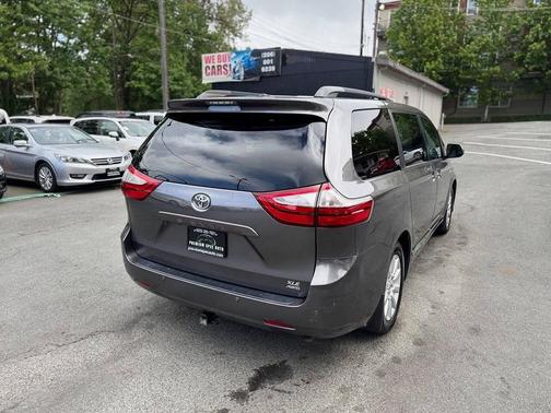 2017 Toyota Sienna XLE