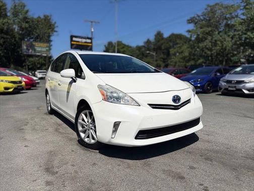 2014 Toyota Prius v Five