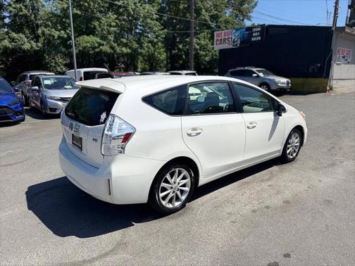 2014 Toyota Prius v Five