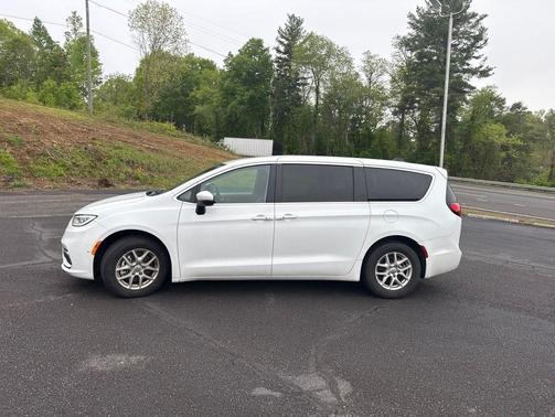 Bright White Clearcoat 2023 Chrysler Pacifica Touring L