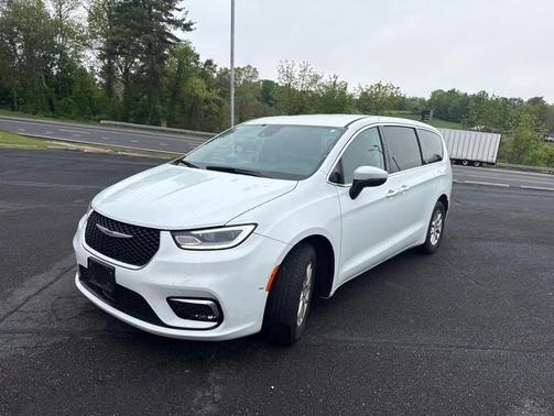 Bright White Clearcoat 2023 Chrysler Pacifica Touring L