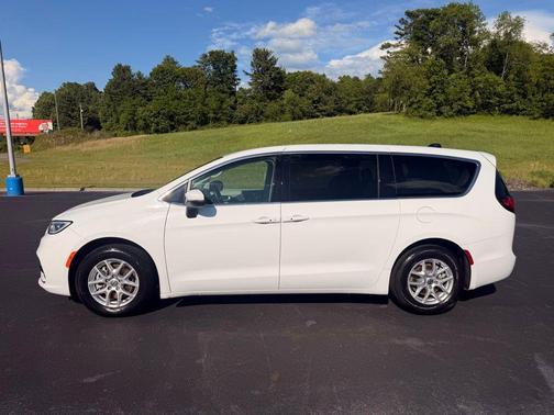 Bright White Clearcoat 2023 Chrysler Pacifica Touring L