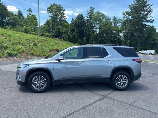 Sterling Gray Metallic 2023 Chevrolet Traverse LT Leather