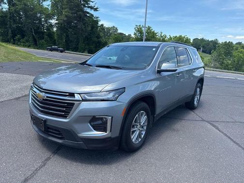 Sterling Gray Metallic 2023 Chevrolet Traverse LT Leather