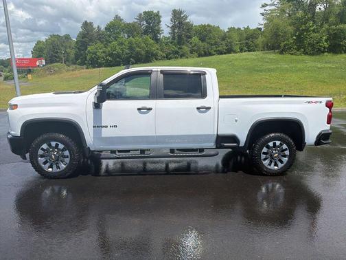 Summit White 2022 Chevrolet Silverado 2500 Custom