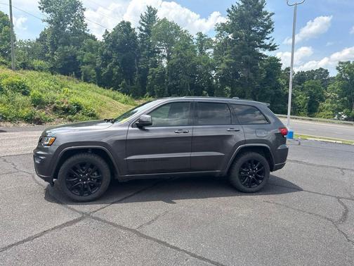 Granite Crystal Metallic Clearcoat 2019 Jeep Grand Cherokee Altitude
