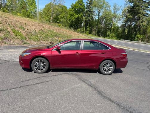 Pearl 2017 Toyota Camry SE