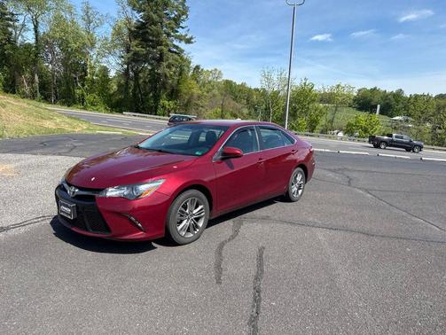 Pearl 2017 Toyota Camry SE