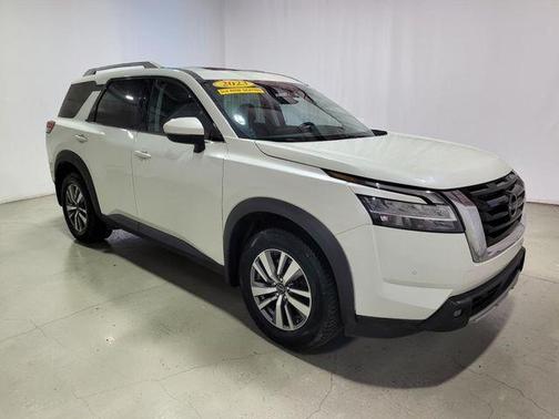 Pearl White Tri-Coat 2023 Nissan Pathfinder SL