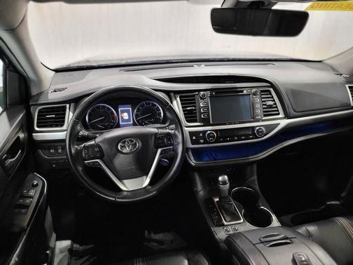 Midnight Black Metallic 2019 Toyota Highlander SE