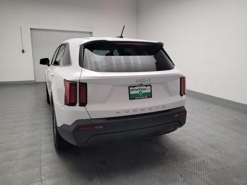 Glacial White Pearl 2022 Kia Sorento LX