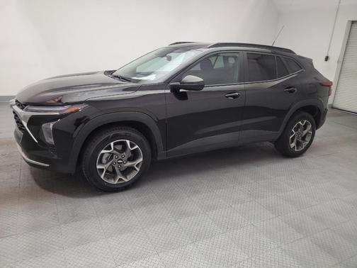 Mosaic Black Metallic 2025 Chevrolet Trax LT