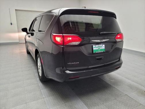 2022 Chrysler Voyager LX