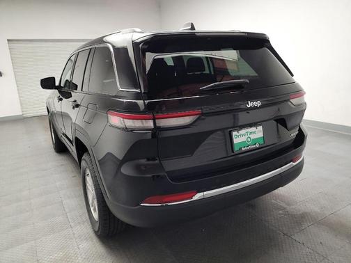 Diamond Black Crystal Pearlcoat 2024 Jeep Grand Cherokee Laredo