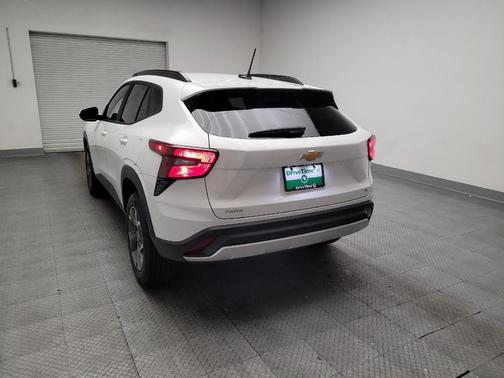 Summit White 2025 Chevrolet Trax LT