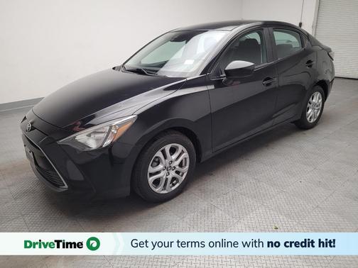 Gray 2018 Toyota Yaris iA