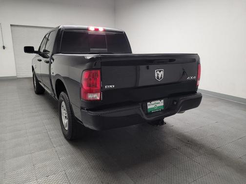 Diamond Black Crystal Pearlcoat 2023 RAM 1500 Classic SLT