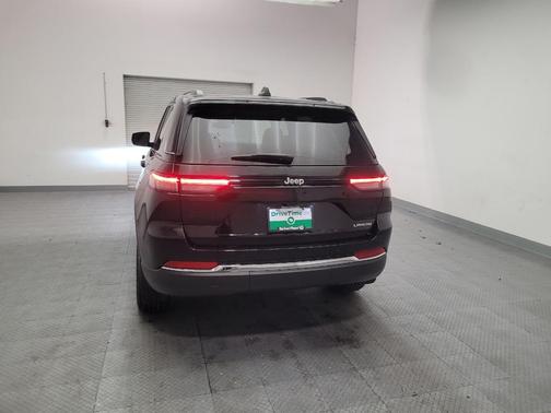 Diamond Black Crystal Pearlcoat 2024 Jeep Grand Cherokee Laredo
