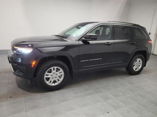 Diamond Black Crystal Pearlcoat 2024 Jeep Grand Cherokee Laredo