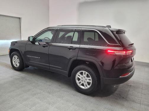 Diamond Black Crystal Pearlcoat 2024 Jeep Grand Cherokee Laredo