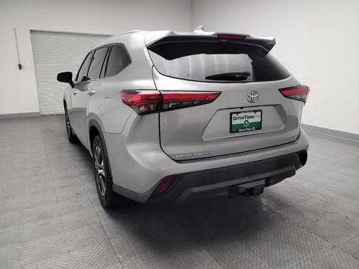 Celestial Silver Metallic 2022 Toyota Highlander XLE
