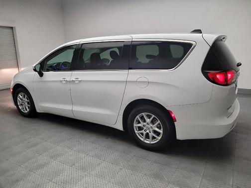 Bright White Clearcoat 2022 Chrysler Voyager LX
