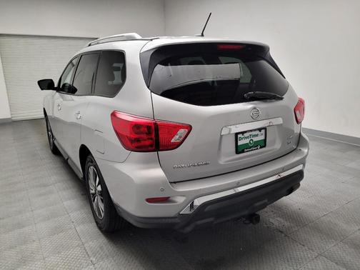 Brilliant Silver Metallic 2017 Nissan Pathfinder SL
