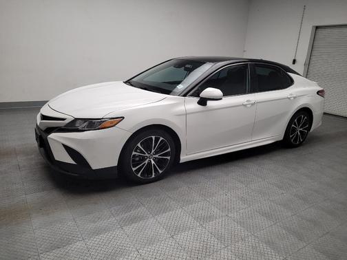 Super White 2019 Toyota Camry SE