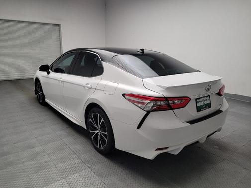Super White 2019 Toyota Camry SE